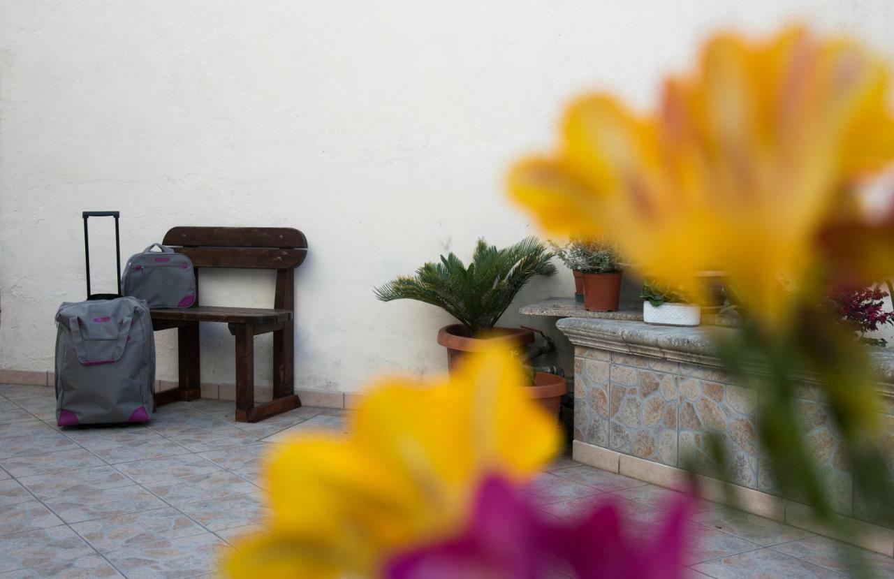 Le Tre Rose Di Gio Hotel Casamassella Exterior photo